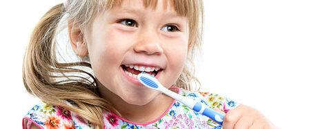 Reinigung und Pflege der Zähne während einer Zahnspangen-Behandlung