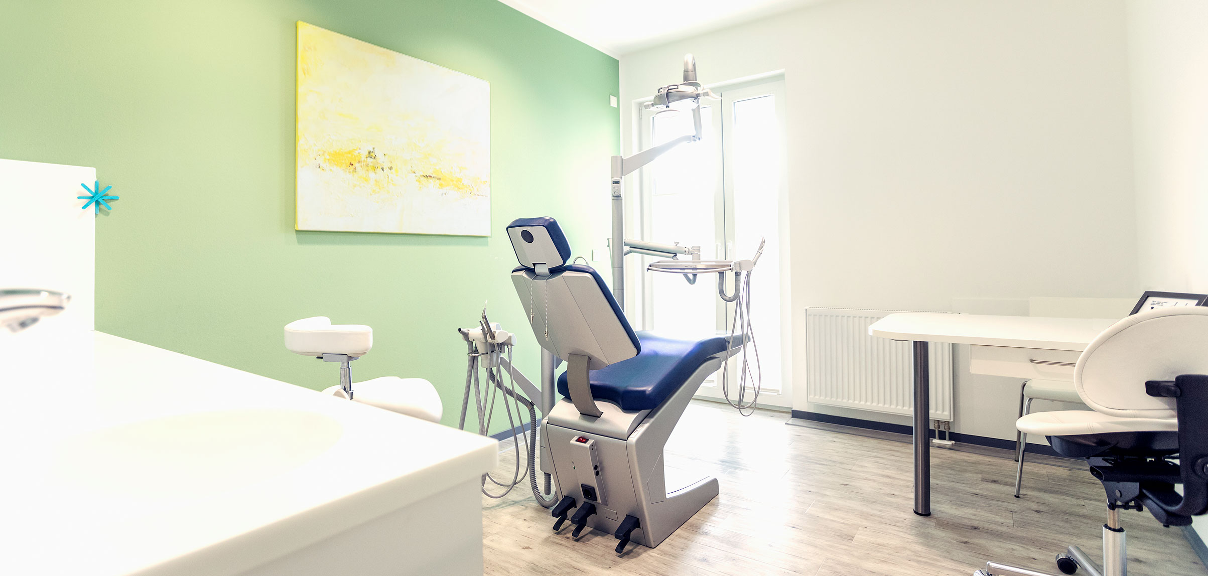 Ein weiteres, helles Behandlungszimmer in unserer kieferorthopädischen Praxis in Friedrichsdorf